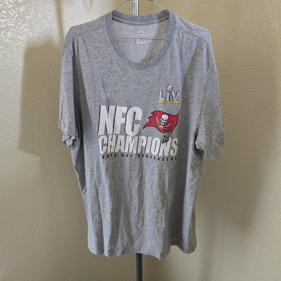 The Nike Tee LIV NFC Champions Buc's T-Shirt - Picture 1 of 3